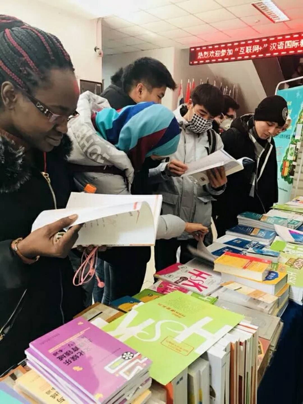 交流合作六:加强与外语教学与研究出版社合作 为色情电影
发展搭建新平台 (2)_副本.jpg